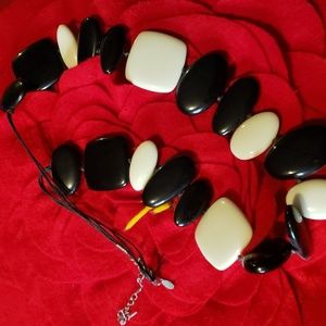 Necklace Chunky Black And White. Chicos